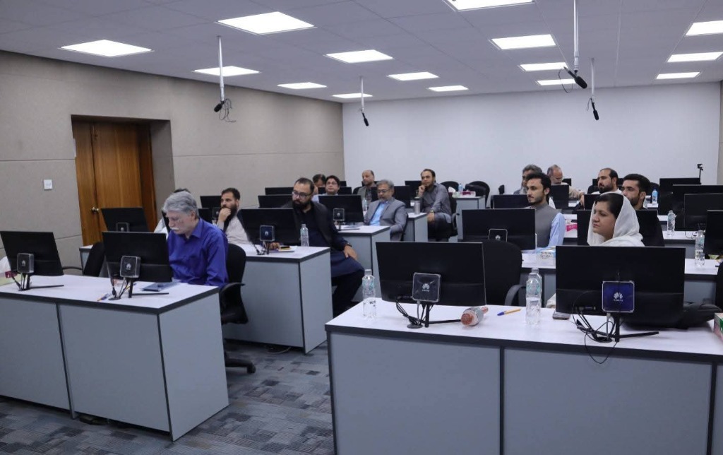 Participants sitting in the computer lab listening to the HEC workshop lecture